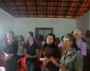 Comunidade Mãe Rainha visita casa de vizinhos proximos.